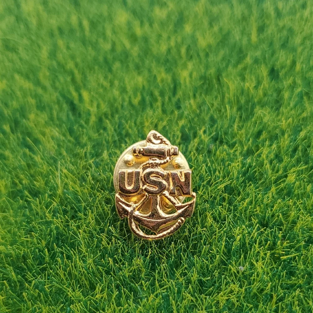 Gold Tone Collectible Military Memorobilia Anchor USN  Navy Pin B444